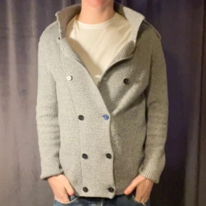 Kofta/ cardigan - Storlek M, är 180 cm 70 kg i bilderna! Bra skick! Hör av dig om du har några frågor 