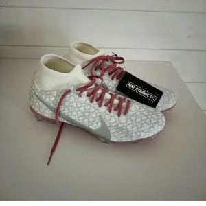 Fotbollsskor - Säjer mina egendesignade fotbollsskor från Nikes hemsida. Storlek 38,5. Dom är helt oanvända, säljer för att dom inte passade mig. Nypris 1499kr, jag säljer för 1200 men priset kan eventuellt diskuteras 💞