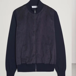 Svart jacka från Gran Sasso - Säljer en jacka/cardigan från Gran sasso den är i ny skick och har inga defekter. Den är svart och stilren. Passar perfekt mellan 170-178. Skriv om du har några funderingar.