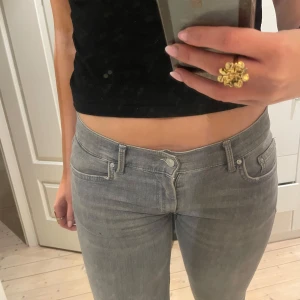 Grå LTB jeans - Jättefina Grå lågmidjade bootcut jeans från LTB💓sydda mer lågmidjade men syns inte alls. Litet sträck på benet där fram (bild 5) storlek W28, L34, nypris ca 900kr💞hör av dig vid fler frågor