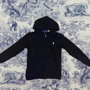 Ralph Lauren Zip-hoodie - Säljer Polo Koftan p.g.a att den är för liten. Råkade köpa fel storlek och är sprillans ny