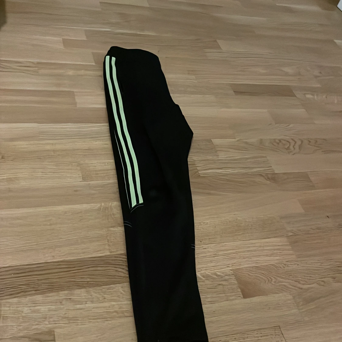 Svarta träningsbyxor från Adidas - 1