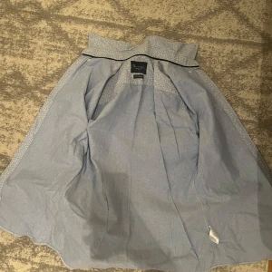 Blå blommig skjorta från Bondelid - Snygg blå skjorta från bondelid med blommigt mönster. Skjortan har långa ärmar och knappar framtill. Perfekt för en stilren look. Köpt på mq, säljs pågrund av att den bara står och tar plats. Storlek s