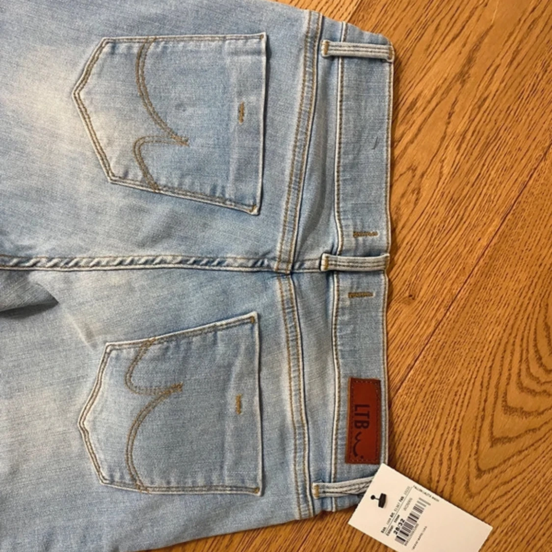 Ljusblå jeans med bootcut - 2