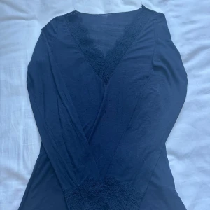Intimissimi spets tröja  - Jätte fin mörk blå intimissimi tröja med små defekter som inte syns ❤️