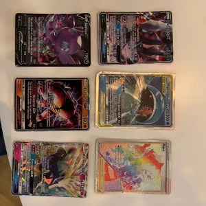 Säljer samling av Pokémon-kort, ge ett pris förslag. - Säljer en samling av Pokémon-kort med olika GX och VMAX kort. Inkluderar populära Pokémon som Charizard, Pikachu och Gengar. Perfekt för samlare eller spelare som vill utöka sin kortlek. Kortens design är färgglad och detaljerad, med holografiska effekter som ger en extra dimension.