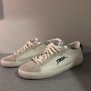 Diesel skor  - Riktigt snygga vita skor från Diesel. Skorna är använda en del men är i princip i nyskick. 