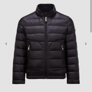 Barn, Svart pufferjacka från Moncler - Snygg svart barn pufferjacka från Moncler med dragkedja och medelhög krage. Jackan har två praktiska fickor med dragkedjor och är i perfekt skick. Slutsåld på dem flesta ställerna. Skulle säga att den passar upp till 14 år. Pris går att diskutera 🔥