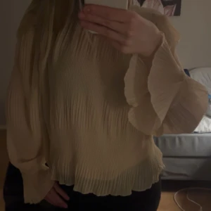 Zara blus  - Säljer denna sjukt snygga lax rosa blusen från zara! Köpt för flera år sedan på secondhand. Använd fåtal gånger så i jätte bra skick. Säljer då jag behöver rensa min garderob och den kommer inte till användning tillräckligt mycket🥰. Lägg gärna prisförslag eller skriv för fler bilder!
