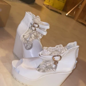 Vita klackar med spets  - Vita klackar med spets och öppen tå