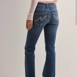 Blå bootcut jeans - Perfekta bootcut jeansen från Nelly! 🌟 nypris 699kr, superbra skick! Pris går självklart att diskutera 