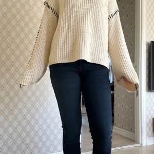 Beige stickad tröja med svarta detaljer - Säljer en mysig beige stickad tröja med svarta detaljer längs ärmarna. Tröjan har en avslappnad passform och långa ärmar, säljer tröjan då jag har en ny beige, tröjan är perfekt nu till våren, hör av dig vid intresse! 🖤
