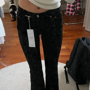 Svarta bootcut byxor - Snygga svarta bootcut byxor med låg midja. As snygga men har ett par liknande därför jag säljer, i storlek xs💕💕