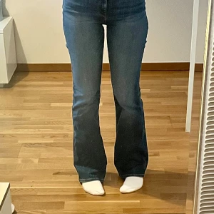 Bootcut jeans - Stretchiga, bootcut jeans med medelhög midja! Byxorna sitter mer som storlek S (jag är 174 cm lång). Har använts fåtal gånger. Alla använda plagg tvättas noga innan leverans! Det är bara att skriva om du har några frågor! <3 