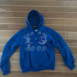 Aim for the moon  - Säljer min aim for the moon hoodie som är använd men paljetter sitter fortfarande kvar och ser inte att nån har lossnat. Den är i bra skick, skriv för frågor!