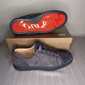 Christian louboutin skor - Christian louboutin skor i storlek 43, inga täcken på andvändning. Det medföljar extra taggar! 