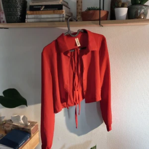 Trendig röd skjorta  - Croppad röd sjkorta, super fin färg!!