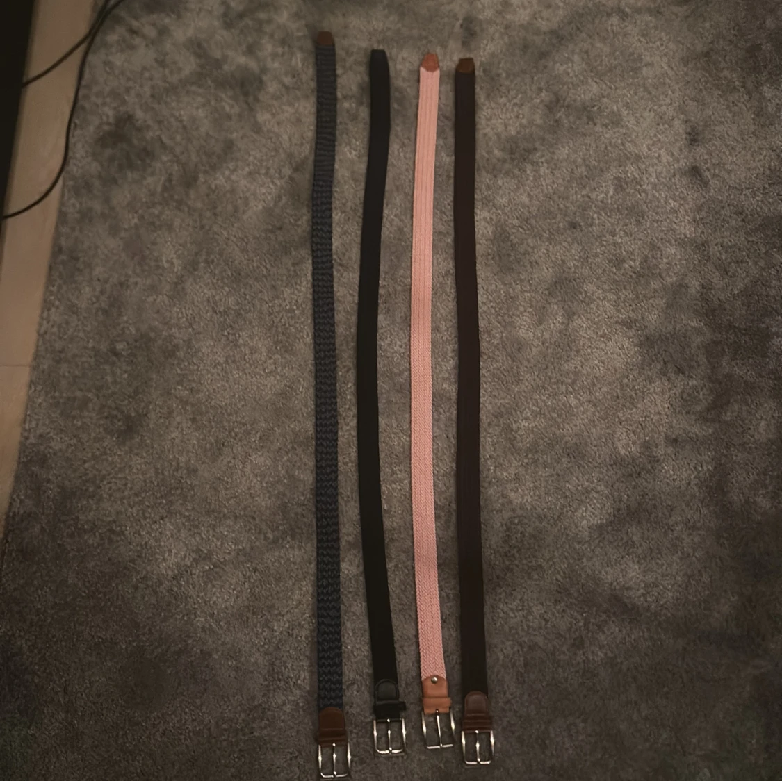 Fyra flätade bälten i olika färger