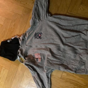 Polo hoodie  - Sjyst polo hoodie som knappt är använd i 9/10 skick. Riktigt skön och kan stylas till sjukt mycket! Passar också till S men mera en M