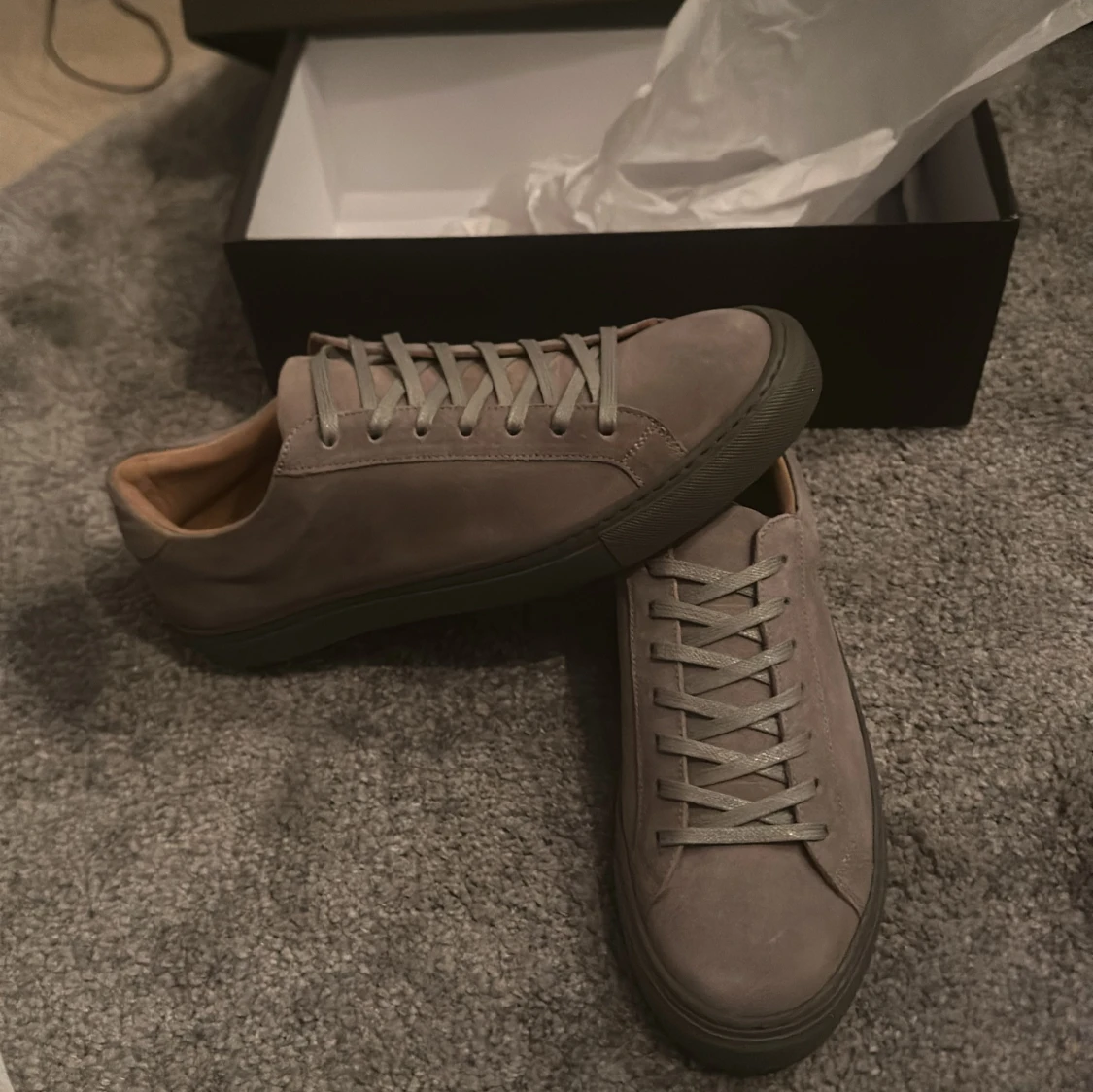 Grå sneakers med snörning - 1