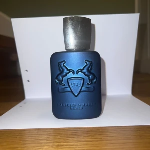 Parfym Parfums de Marly Layton - Begagnad pdm layton som uppskattas att vara 50 ml utav 75 kvar. Väldigt kryddig och fin doft som är perfekt på kvällarna eller när lite kallare väder.