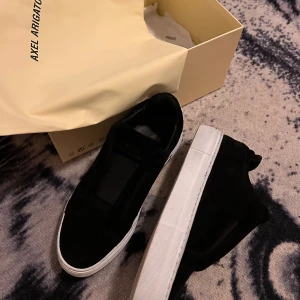 Axel Arigato Skor - Säljer dessa jätte snygga Axel Arigatos som ej har kommit till användning, har använt max 3 gånger och tänker sälja dem för någon annan som kanske har bättre användning till dem. Tyvärr så går det inte att diskutera pris pågrund av att den ej har kommit till användning och är helt ren. Original pris 2500kr, dm om du vill se flera bilder 💕 köper du genom Swish kostar frakten mer! (Original förpackning kommer med)