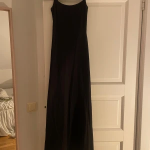 Svart skimsliknande långklänning - Sitter super snyggt och jätteskönt material, säljer då jag har liknande. Endast använd några gånger, jag är 166 och den går nästan ner till mina fötter 