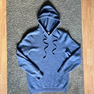 Blå Kashmir hoodie från GardeGrisch - Säljer en snygg blå hoodie från GardeGrisch i storlek XS men sitter mer som S. Den har en klassisk design med huva och dragsnören, samt långa ärmar. Tröjan är i bra skick 8/10, pris kan diskuteras meddela vid frågor.