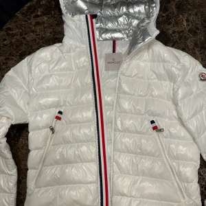 Vit pufferjacka från Moncler - Snygg vit pufferjacka från Moncler. 11.000kr nypris.