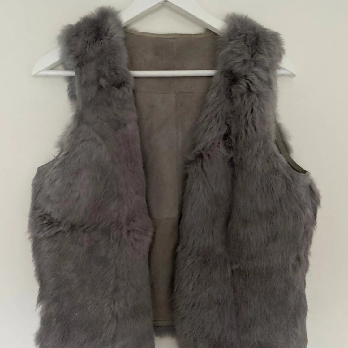 Grå pälsväst från Style Butler
