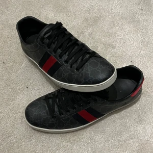 Gucci Ace  - Snygga svarta sneakers från Gucci med det klassiska GG-mönstret Dustbag medföljer! Vid minsta fråga eller fundering hör av er🤝
