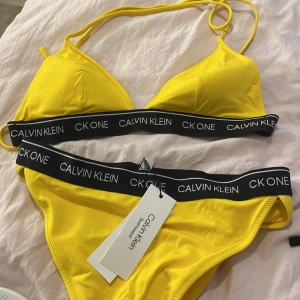  Calvin Klein bikini  - Snygg gul bikini från Calvin Klein, helt oanvänd lapp kvar