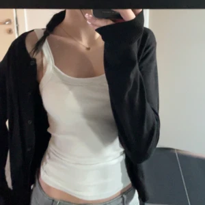 Svart kofta från H&M - Säljer en tunn, svart kofta från H&M💗det finns inga skador på tröjan och det är använd bara ett fåtal gånger💗Stoleken på tröjan är M men passar från XS! 