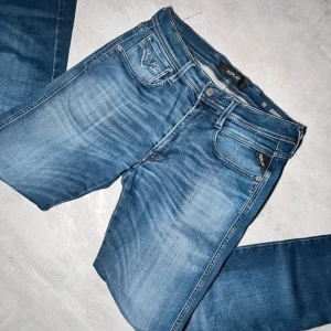 Replay Jeans - Säljer dessa snygga replay jeans i 31/34. De är sparsamt använda och i bra skick. Modell anbass så sitter riktigt bra. Pris är diskuterbart😁Mvh