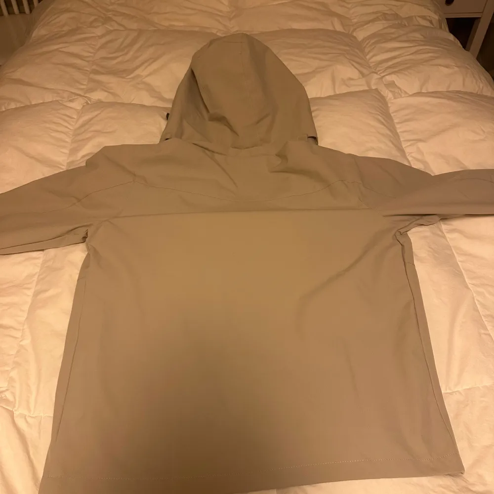 Säljer sprillans ny under armor jacka beige. Takit.