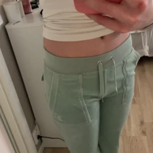 juicy couture byxor  - Gröna mjukisbyxor från Juicy Couture i storlek XXS💗på andra bilden ser ni att de silvriga små ”plupparna” åkt av från snöret men inget man tänker på! Lite smått gråa fläckar längst nere på byxorna, hör av er om ni vill se fler bilder på byxorna💗de är köpta för 1100 