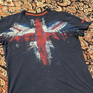 Armani England t shirt! - Säljer sjukt fet T-shirt från Armani med ett unikt och snyggt paintsplatter tryck på Englands flagga dessa har blivit väldigt trendiga senaste på TikTok!
