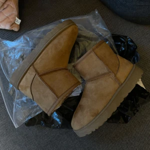 Bruna uggs  - Säljer ett par helt oanvända ”uggs”. Endast testat dom. Dom är normala i storlek 🤎