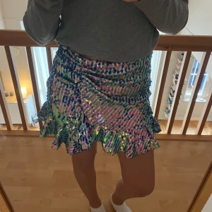 Paljettkjol - Aldrig använd med lappen kvar, perfekta partyplagget i sommar!