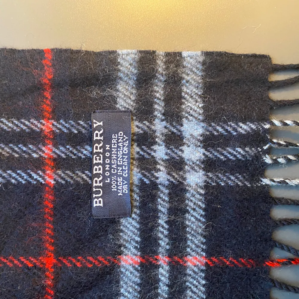 Säljer burberry halsduk i fint skick och 100% Kashmir, först till kvarn!!!. Muu.