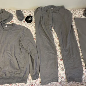 Kriminalvården Anstalt kläder komplett kit (L) - Original Kriminalvårds Kläder i storlek L. Komplett kit - det som ingår är TRÖJA,BYXA, T-SHIRT, KALSONGER, STRUMPOR, BÄLTE