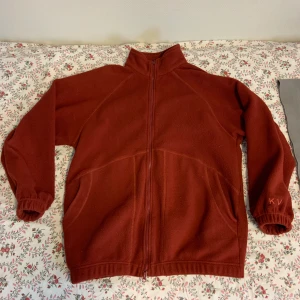 Kriminalvården ANSTALT FLEECE - Mycket bra skick. Original KV. Passar storlekar mellan S-XL.