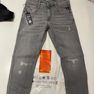 Grå jeans från Replay - Helt nya snygga grå jeans från Replay med tags och påse, ny pris 1700