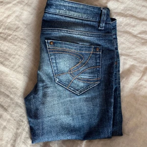 Lågmidjade jeans - Skitsnygga lågmidjade bootcut/straight  jeans köpta här på plick men som tyvärr var för stora i midjan 💗 skriv gärna vid frågor 