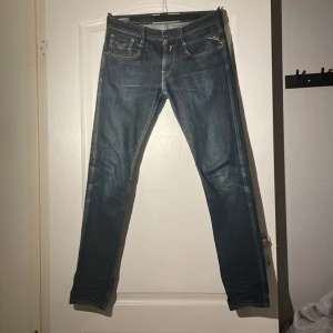 Blå jeans från Replay - Snygga blå jeans från Replay med klassisk femficksdesign och kontrastsömmar. De har en slim passform. Storlek 30/34.