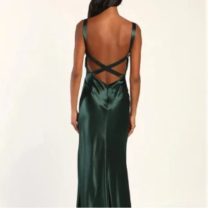 Emeraldgrön satin långklänning från Lulus - emeraldgrön långklänning i satin från Lulus. Helt ny och aldrig använd💕