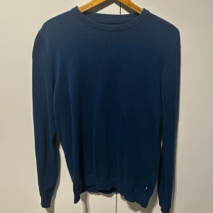 Turkos/blå sweatshirt  - Sweatshirt från Jack & Jones i storlek XS. Turkos/Blå. Endast 50kr!