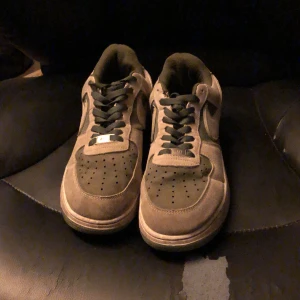 Nike Air Force i beige och grön - Säljer ett par Nike Air Force supreme i beige och grön färg. Vet inget om skorna då jag fick med dom i ett byte och inte har en användning av dom. Storlek 42 men passar även 41.  