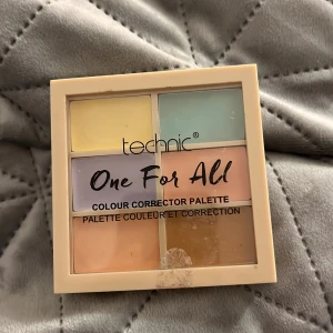 Colour Corrector Palette från Technic - En mångsidig färgkorrigeringspalett från Technic med sex olika nyanser för att neutralisera och jämna ut hudtonen. Perfekt för att dölja rodnad, mörka ringar och andra ojämnheter. Kompakt och lätt att ta med sig.