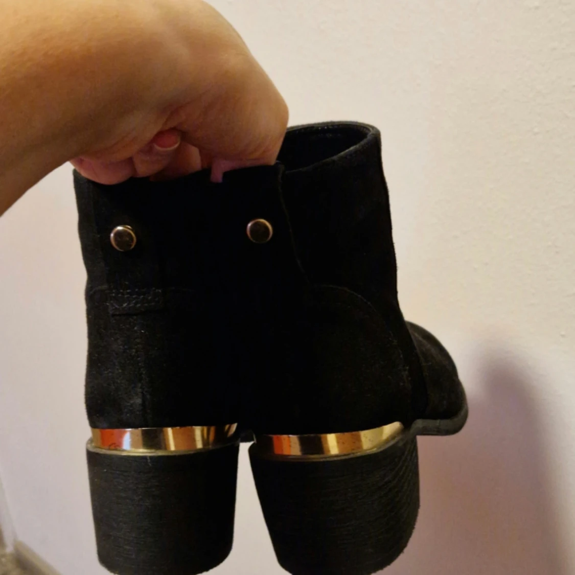 Svarta boots med gulddetaljer från New Look - 1